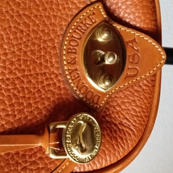 RARE! New Vintage DOONEY & BOURKE British Tan Calvary Crossbody Purse. - Picture 8 of 12